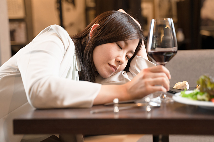 お酒を飲むと眠りやすいって本当なの？
