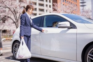 車に乗ろうとする女性