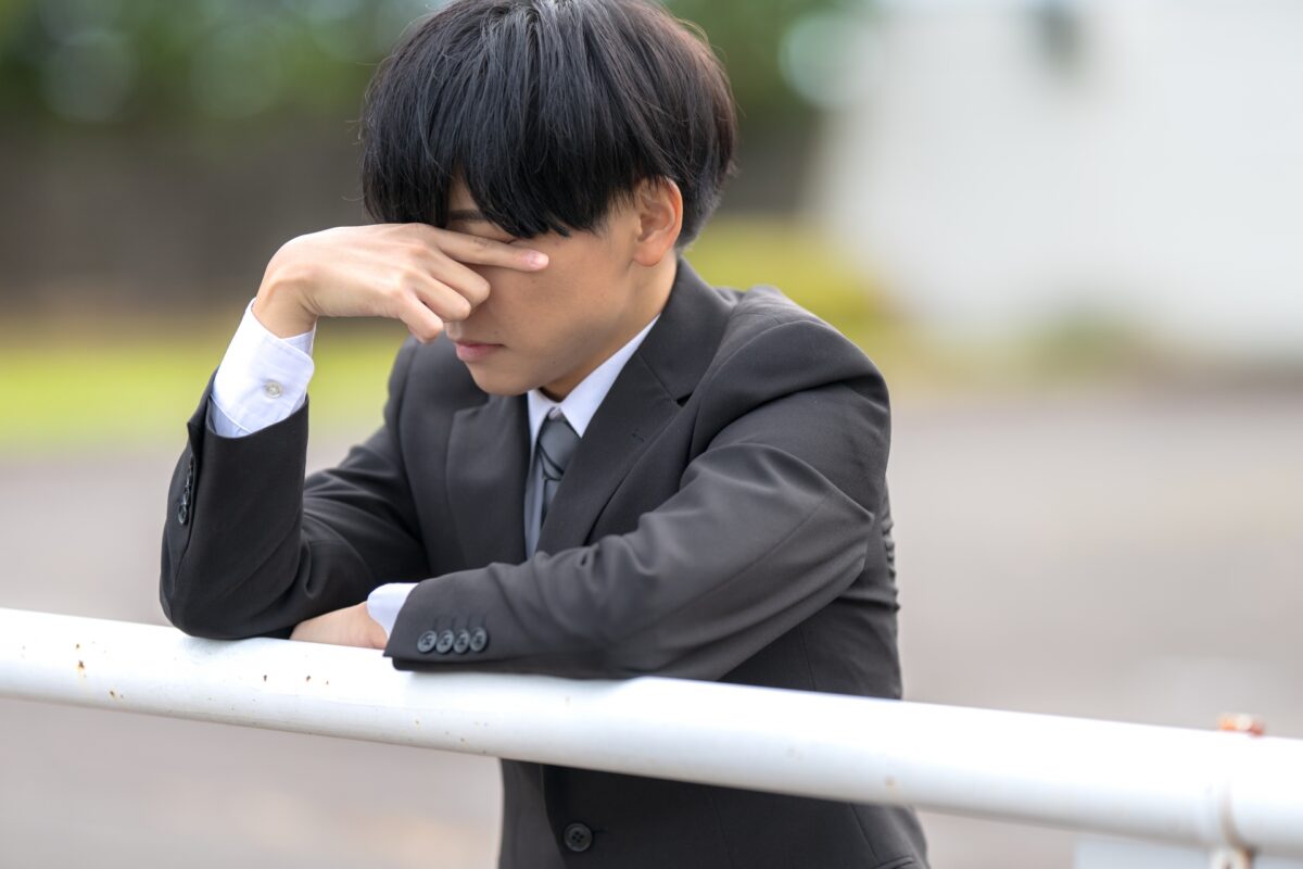 悩んでいる男性