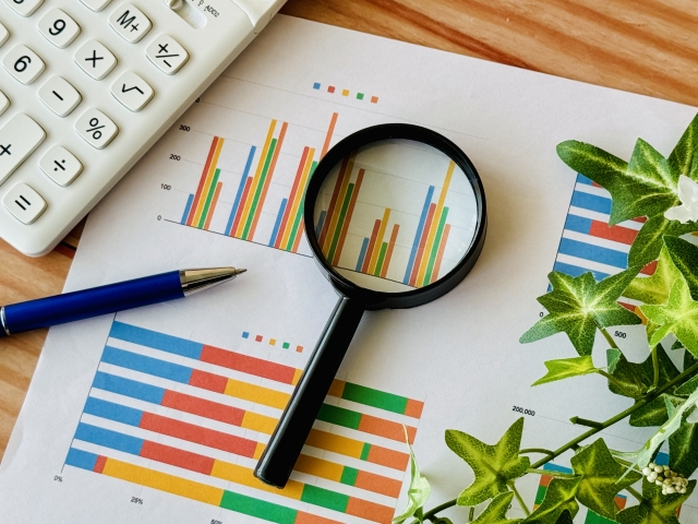 虫眼鏡とペンと電卓