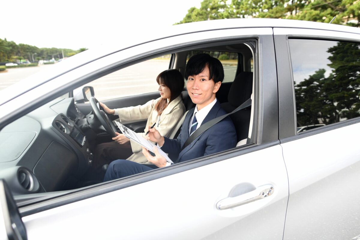 2人の男女が車に乗っている画像