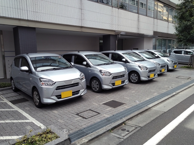 軽自動車が並んでいる画像